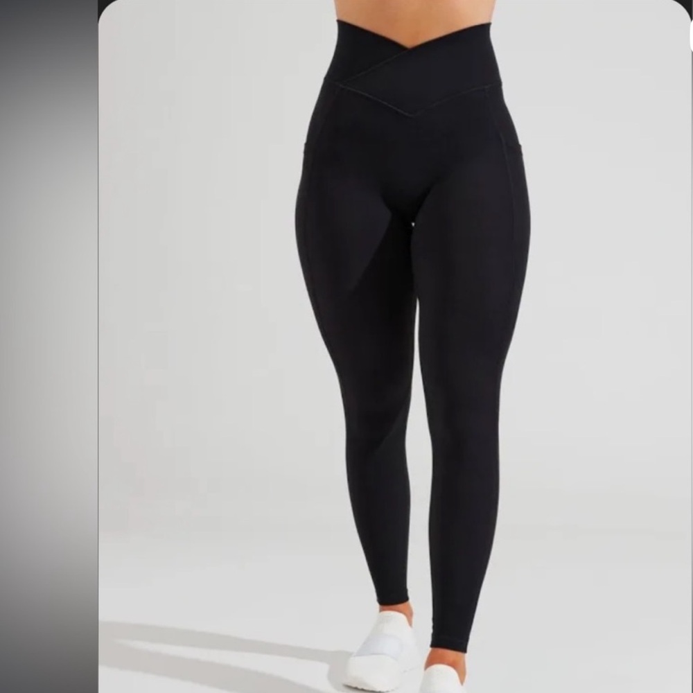 BUFFBUNNY COLLECTION | V Cross Leggings